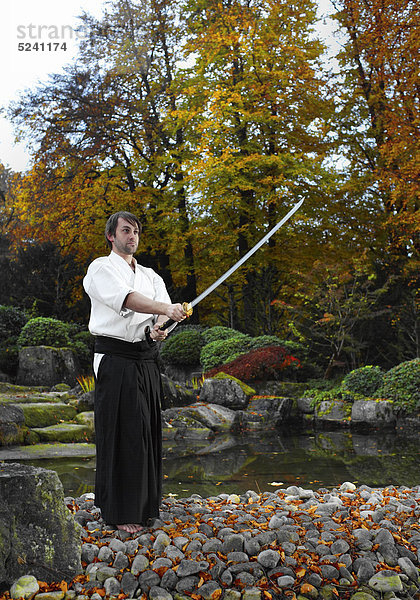 Samurai-Kämpfer in japanischem Garten