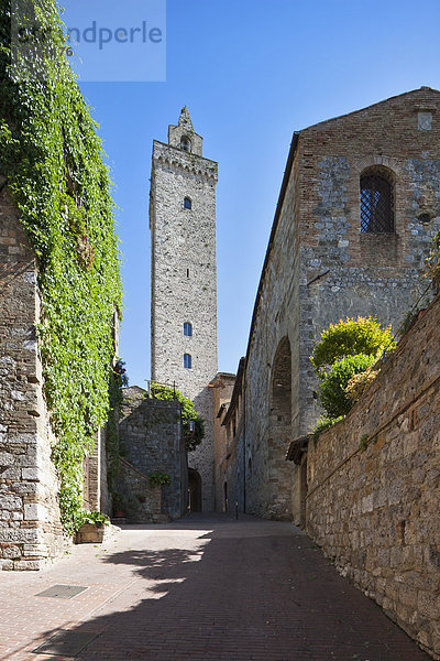 Italien  Toskana  San Gimignano  Straßenansicht mit Dynastie-Turm im Hintergrund