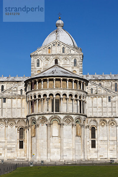 Italien  Toskana  Pisa  Piazza dei Miracoli  Blick auf die Kathedrale