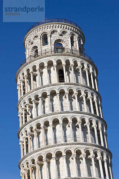 Italien  Toskana  Pisa  Blick auf schiefen Turm gegen blauen Himmel