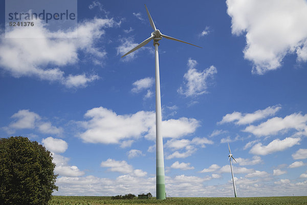 Deutschland  Rheinland-Pfalz  Eifel  Blick auf Windkraftanlage gegen bewölkten Himmel