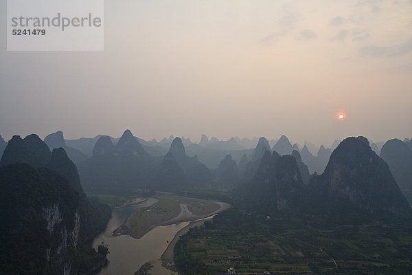 China  Xing Ping  Blick auf den Fluss LI mit Felsformationen