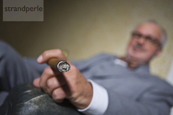 Senior Mann raucht Zigarre  Nahaufnahme