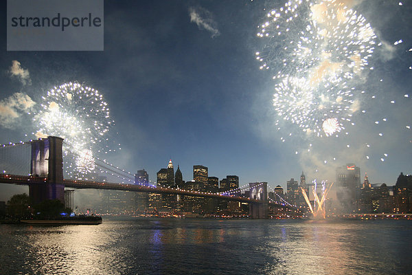 USA  New York  Blick auf Feuerwerk über den Hudson River bei Nacht