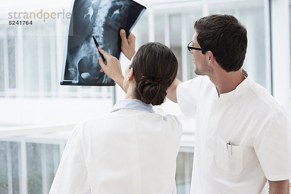Deutschland  Bayern  Diessen am Ammersee  Zwei junge Ärzte bei der Röntgenuntersuchung