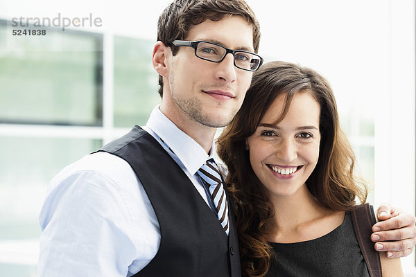 Diessen am Ammersee  Nahaufnahme eines jungen Geschäftsmannes und einer Geschäftsfrau  zusammen stehend  lächelnd  Portrait