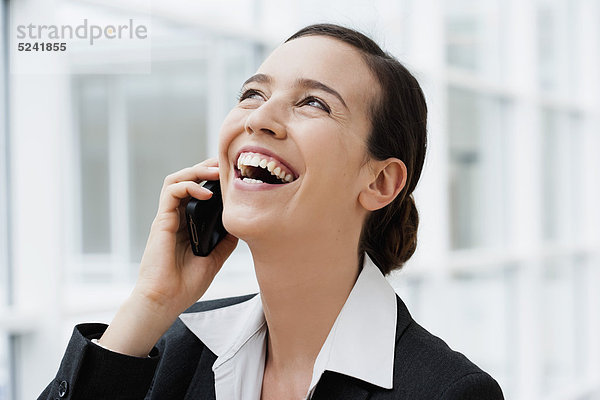 Diessen am Ammersee  Junge Geschäftsfrau beim Telefonieren  Lachen  Nahaufnahme