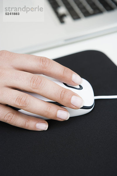 Diessen am Ammersee  Nahaufnahme von Frauenhand auf Maus mit Mousepad