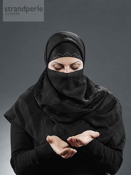 Muslimische Frau beim Gebet