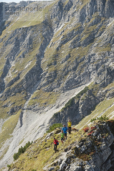 Österreich  Kleinwalsertal  Wandergruppe auf felsigem Bergweg