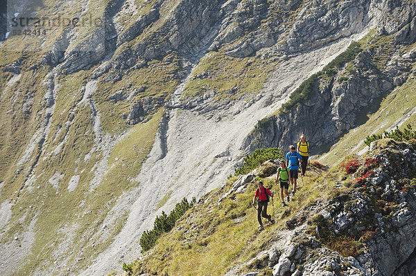 Österreich  Kleinwalsertal  Wandergruppe auf felsigem Bergweg