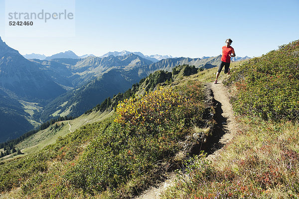 Österreich  Kleinwalsertal  Mittelerwachsener Mann auf dem Bergweg