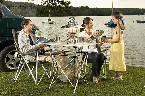 Deutschland  Bayern  Wörthsee  Familie auf dem Campingplatz am Seeufer