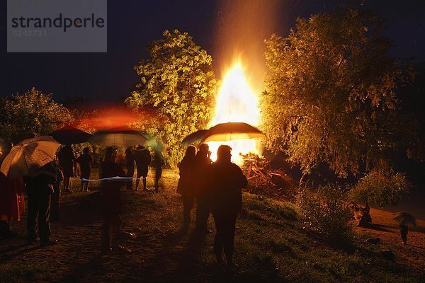 Österreich  Niederösterreich  Wachau  Rossatz  Blick auf das Lagerfeuer beim Mittsommerfest