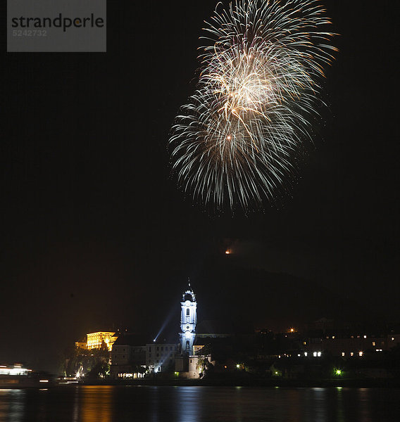 Österreich  Niederösterreich  Wachau  Dürnstein  Blick auf das Feuerwerk beim Mittsommerfest