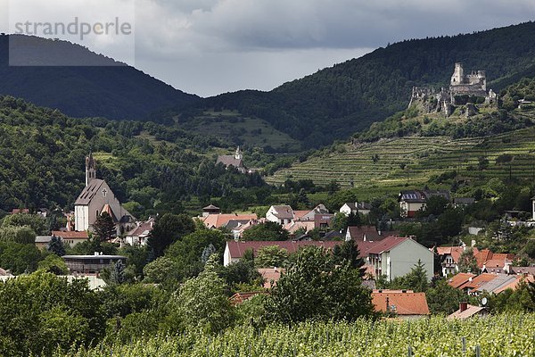 Österreich  Niederösterreich  Wachau  Kremstal  Senftenberg  Imbach  Dorfansicht mit Burgruine im Hintergrund