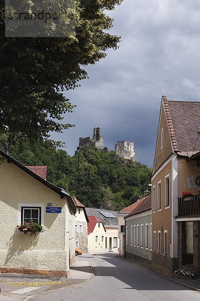 Österreich  Niederösterreich  Wachau  Kremstal  Senftenberg  Dorfansicht mit Burgruine Senftenberg im Hintergrund