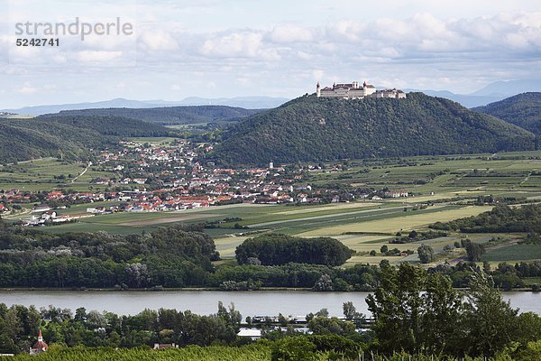 Österreich  Niederösterreich  Wachau  Furth bei Goettweig  Blick auf Stift Goettweig mit Dorf und Donau