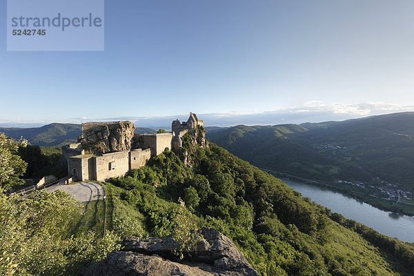 Österreich  Niederösterreich  Wachau  Blick auf Burg Aggstein und Donau