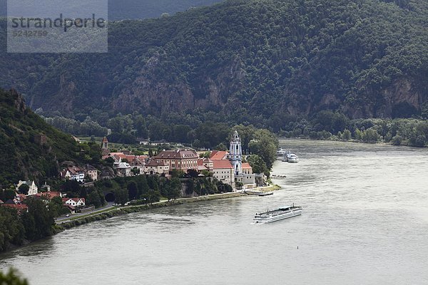 Österreich  Niederösterreich  Wachau  Dürnstein  Blick auf die Stadt an der Donau