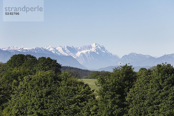 Deutschland  Bayern  Oberbayern  Egling  Blick auf Waldlandschaft mit Alpen und Zugspitze im Hintergrund