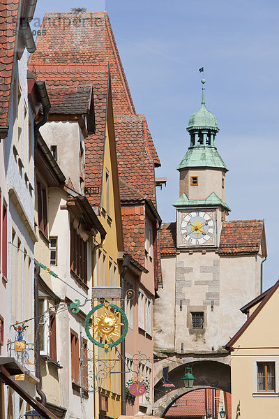 Deutschland  Bayern  Franken  Rothenburg ob der Tauber  Hafengasse  Blick auf Markusturm und Häuser