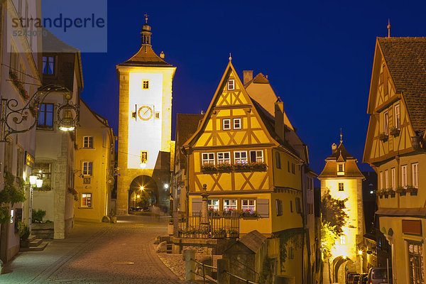 Deutschland  Bayern  Franken  Rothenburg ob der Tauber  Blick auf Fachwerkhäuser und Siebersturm