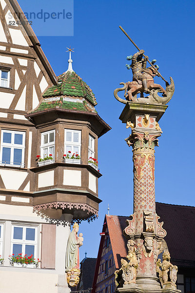 Deutschland  Bayern  Franken  Rothenburg ob der Tauber  Blick auf Georgsbrunnen mit Fachwerkhaus am Marktplatz