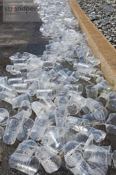 Deutschland  Baden-Württemberg  Stuttgart  große Anzahl von Plastikbechern am Straßenrand während der Laufveranstaltung