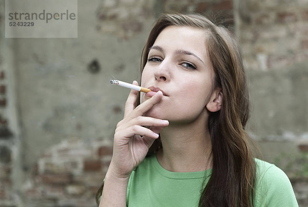 Nahaufnahme einer rauchenden jungen Frau  Portrait