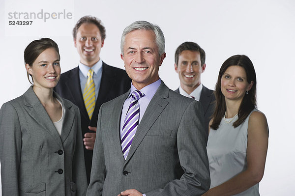 Geschäftsleute vor weißem Hintergrund  lächelnd  Portrait