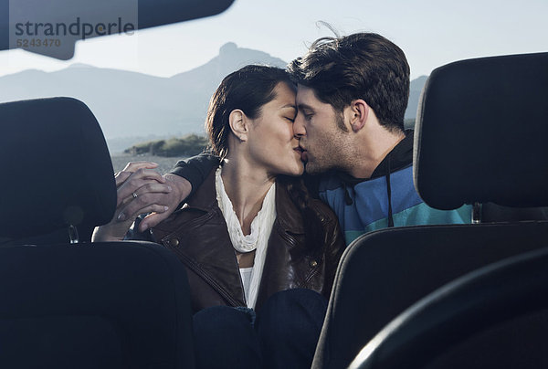 Spanien  Mallorca  Junges Paar küsst sich im Cabriolet  Nahaufnahme