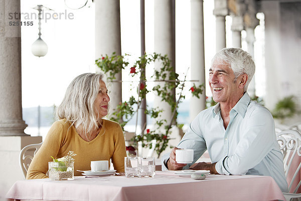 Seniorenpaar in einem Restaurant  Italien  Gardone Riviera