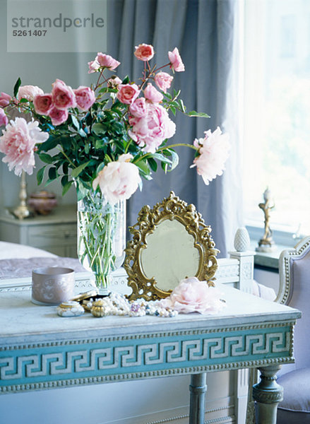 Antike Spiegel und Blume-Vase auf Tabelle