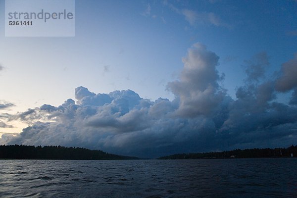 Gewitterwolken über Vanern See in der Abenddämmerung
