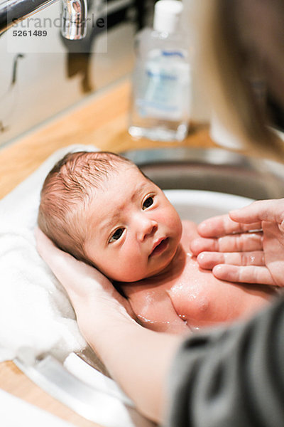 Neugeborenes neugeboren Neugeborene baden Mutter - Mensch Baby