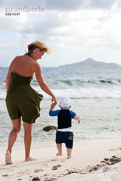 Mutter und Sohn Spaziergang Strand