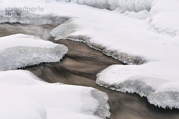 Wasser fließt durch Schnee  close-up