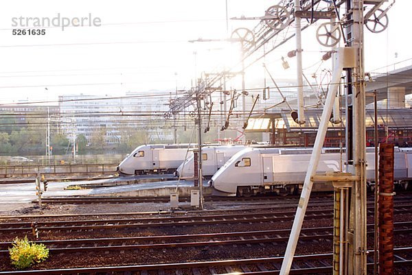 Moderne Züge auf Schienen  Seitenansicht