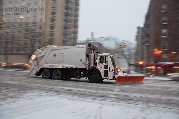 Reinigung von Manhattan Straße während Blizzard Schneepflug