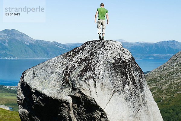 Mitte Erwachsene Mann auf Felsen Rückansicht