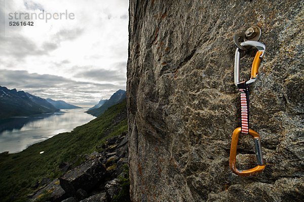 Zwei Karabinern an Berg Wand hängen