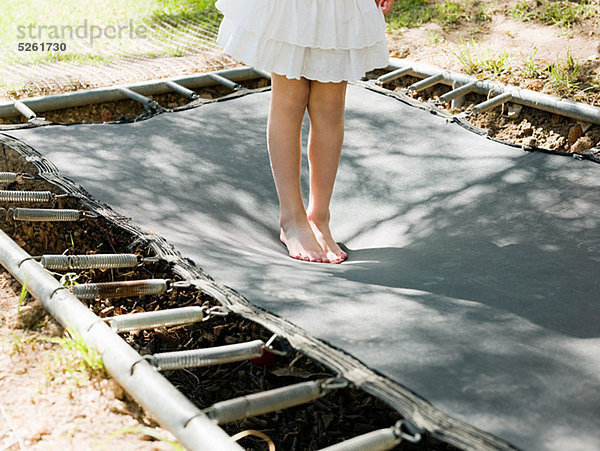 Mädchen hüpfend auf Trampolin  niedrige Sektion