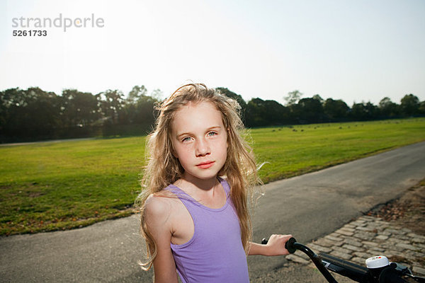 Mädchen auf dem Fahrrad  Porträt