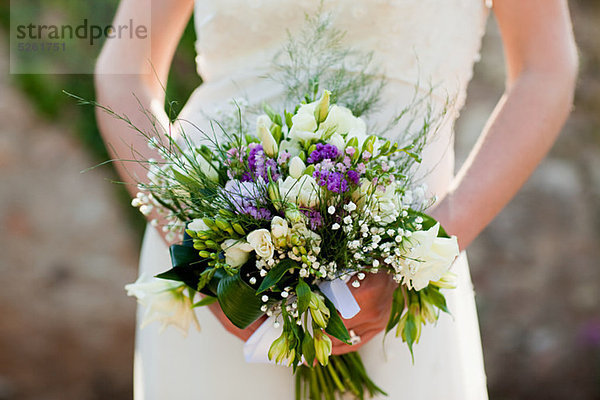 Braut mit Blumenstrauß  Nahaufnahme