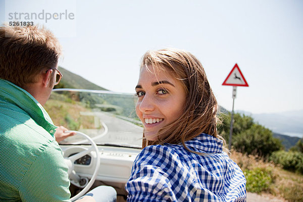 Junges paar in Cabrio Auto