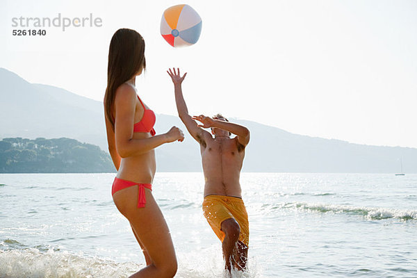 Strand jung Ball Spielzeug spielen