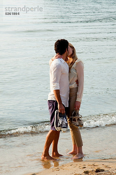 Strand küssen jung