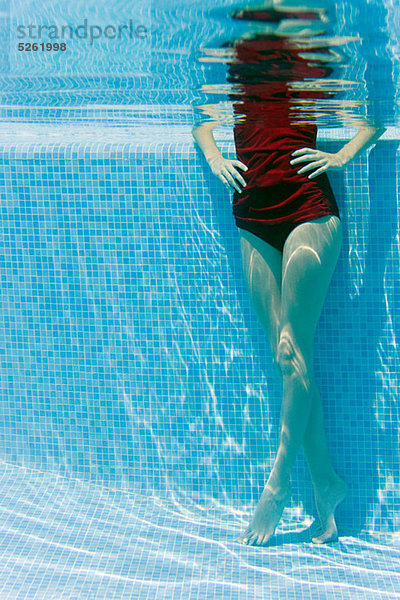 stehend Frau Unterwasseraufnahme Schwimmbad