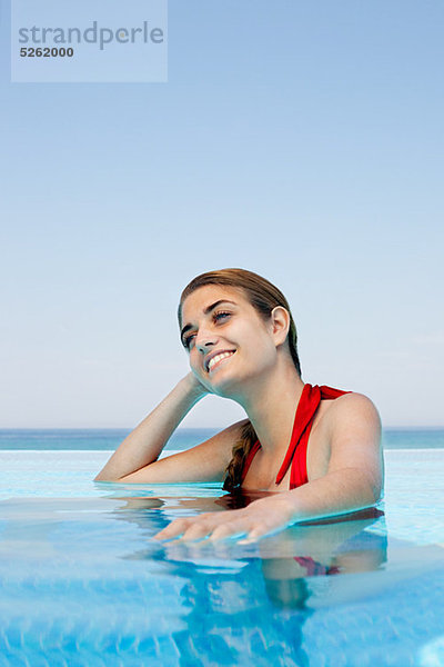 Portrait Junge Frau schwimmt in Schwimmbad